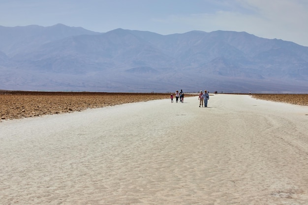 Groot wandelpad met toeristen in zoutvlakten van Death Valley