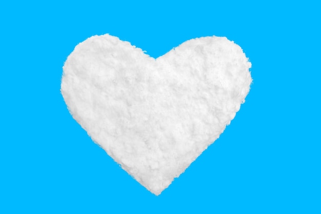 Foto groot wit hart met geïsoleerd object van de sneeuwtextuur