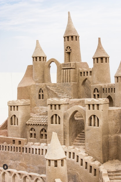 Foto groot zandkasteel op het strand tijdens een zomerse dag