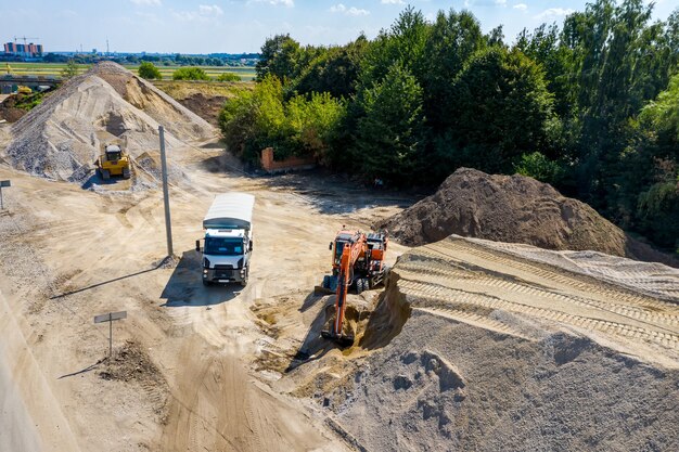 Groot zicht op de walsen die aan het werk zijn op de nieuwe wegenbouwplaats. Selectieve focus op wegreparatie, close-up