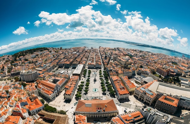 Groothoek luchtfoto drone uitzicht op Baixa District in Lissabon Portugal