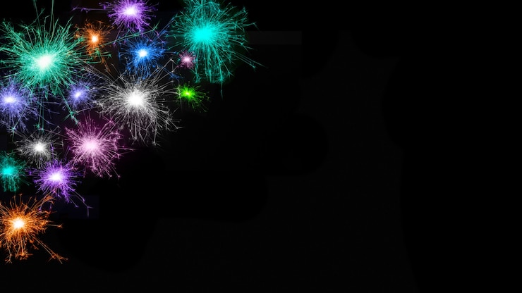 Foto groothoek mooie vuurwerk achtergrond. frame van veel veelkleurige vuurwerk geïsoleerd op zwarte achtergrond. sjabloon voor ontwerp: kerstmis, nieuwjaar, jubileum, verjaardag