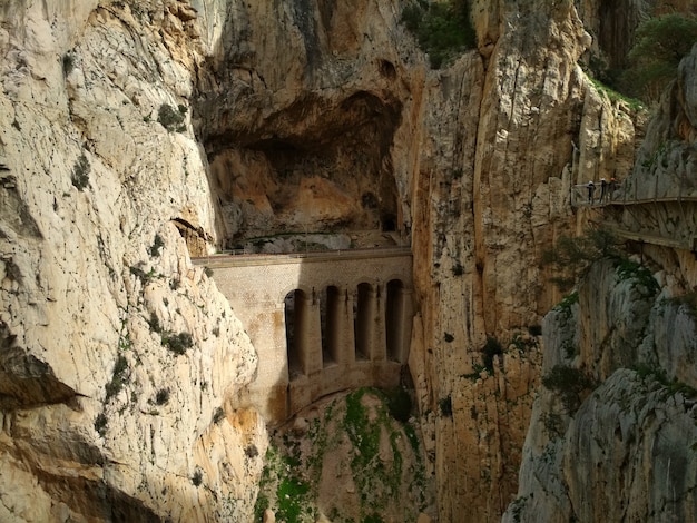 Groothoek zicht op &#39;El Caminito del Rey&#39; King&#39;s Little Path voetpad