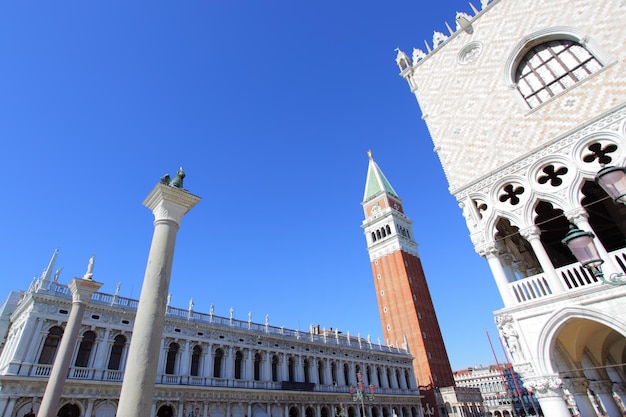 Groothoekopname van gebouwen op het San Marcoplein in Venetië, Italië