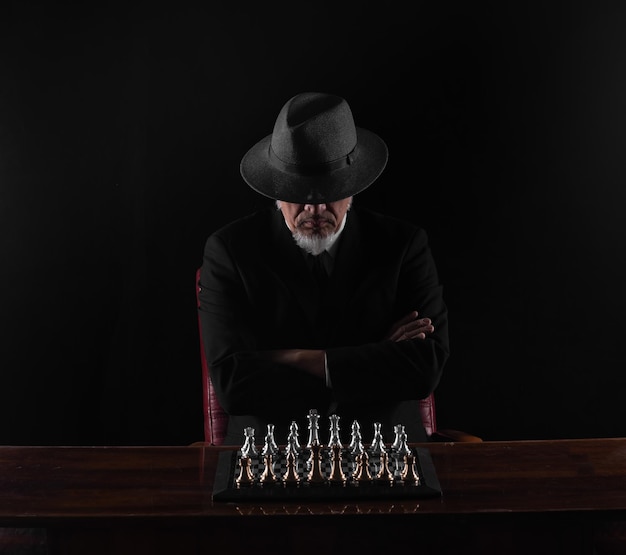 grootmeester in pak aan het schaken