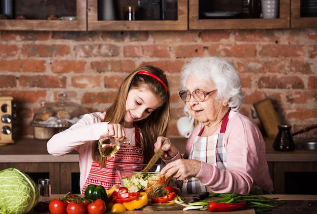 Grootmoeder en kleindochter samen koken
