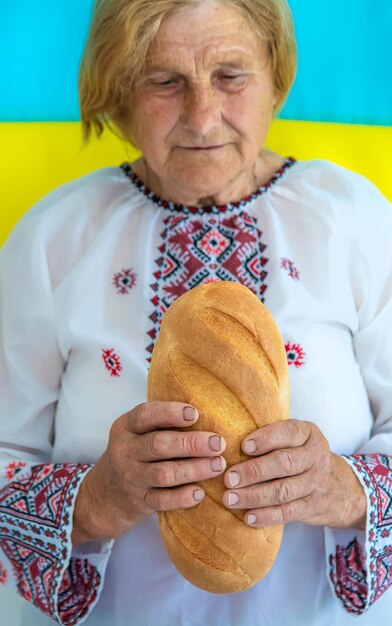 Foto grootmoeder is een oekraïense patriot in een geborduurd shirt selectieve focus