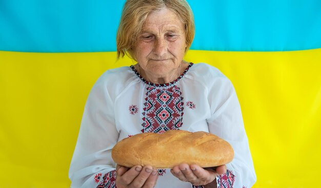 Foto grootmoeder is een oekraïense patriot in een geborduurd shirt selectieve focus