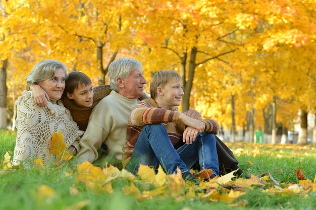 Grootouders en kleinkinderen samen in herfstpark