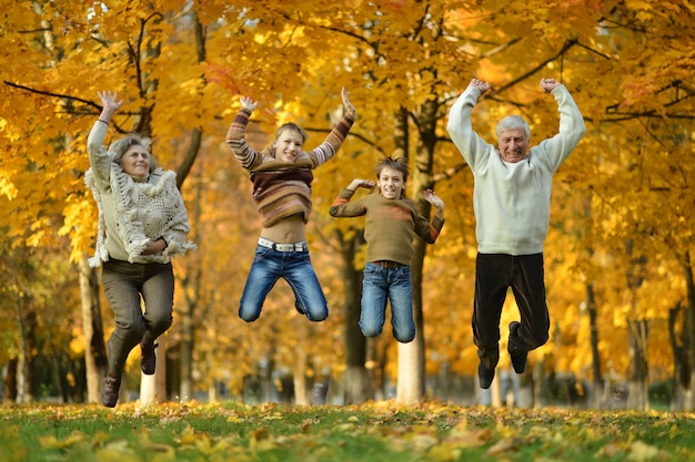 Grootouders en kleinkinderen samen in herfstpark