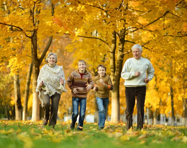 Grootouders en kleinkinderen samen in herfstpark