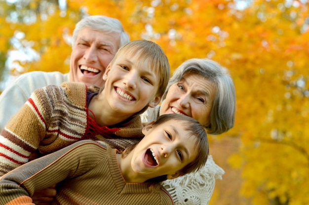 Grootouders en kleinkinderen samen in herfstpark