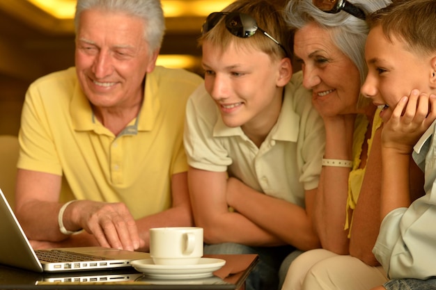 Grootouders en kleinzonen met laptop