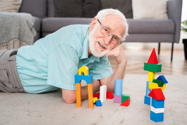 Grootouders en kleinzoon spelen thuis - Familie thuis, grootvader zorgt voor neef