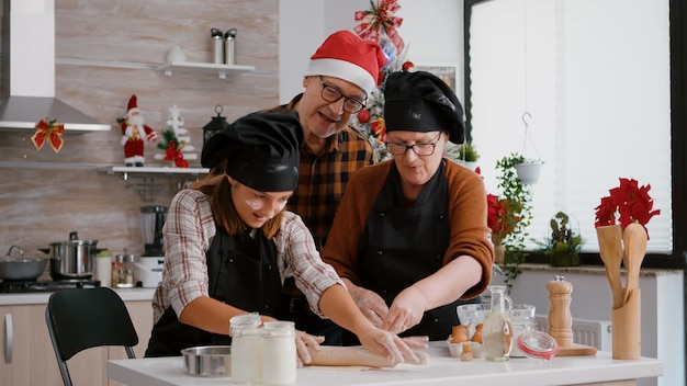 Grootouders koffie kleinkind traditionele zelfgemaakte kerstkoekjes maken