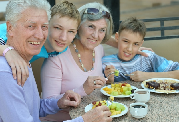 Grootouders met kleinkinderen aan het ontbijt op tropisch resort