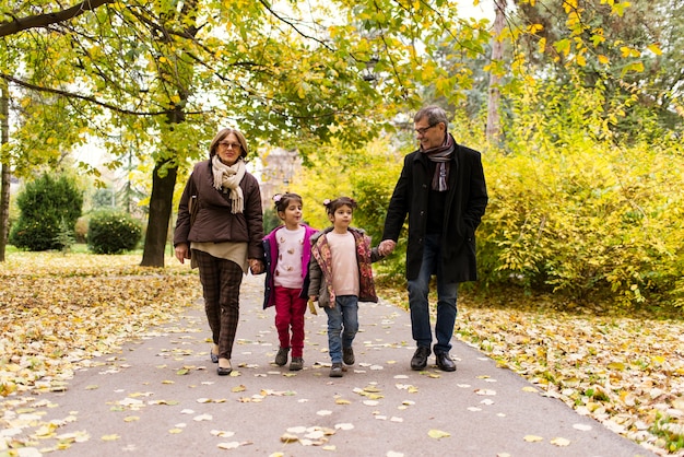 Grootouders met kleinkinderen in de herfstpark