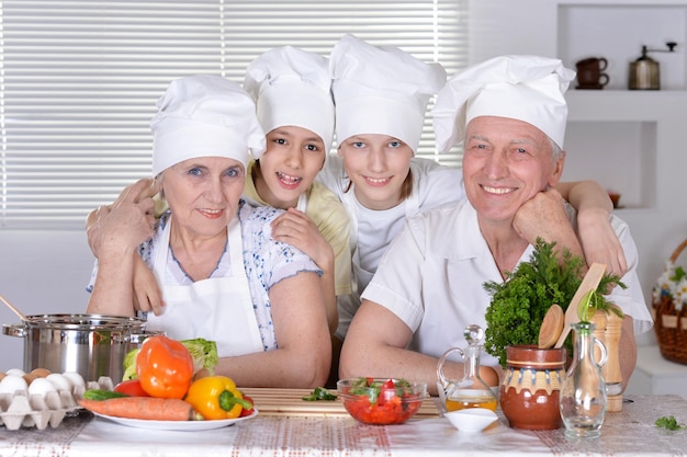 Grootouders met kleinzonen samen koken