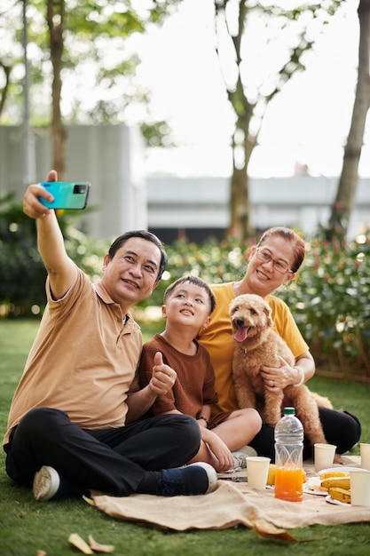 Grootouders nemen selfie met kleinzoon