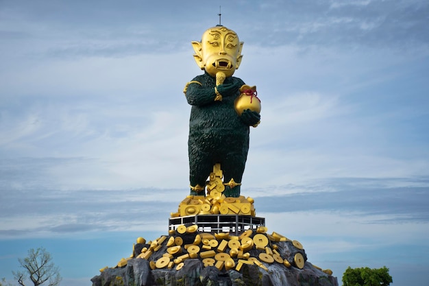 Foto grootste si hu ha ta-godheidsstandbeeld voor thaise mensen en buitenlandse reizigers, reisbezoek en respect bidden zegen wens heilig geluk aanbidding in subin nimit foundation in sai noi stad in nonthaburi thailand