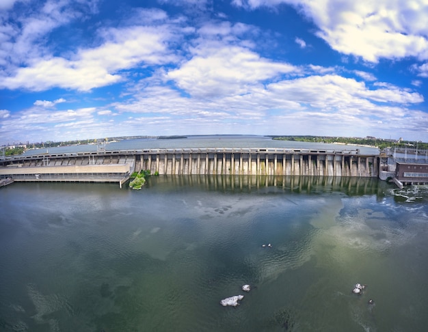 Grootste waterkrachtcentrale aan de rivier de Dnjepr in Zaporozhye.