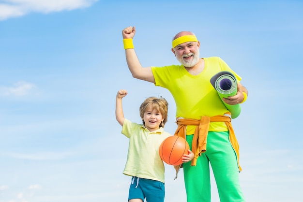 Grootvader en kind doen ochtendgymnastiek leeftijd is geen excuus om uw gezondheid te verslappen, grootvader helpt...