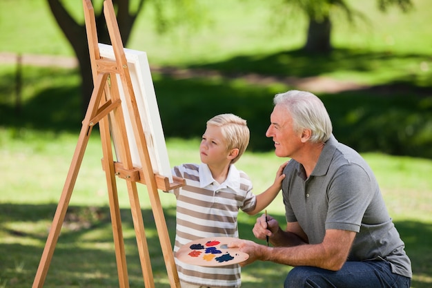 Grootvader en zijn kleinzoon schilderij in de tuin