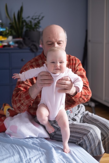 Grootvader met een Kaukasisch pasgeboren babymeisje