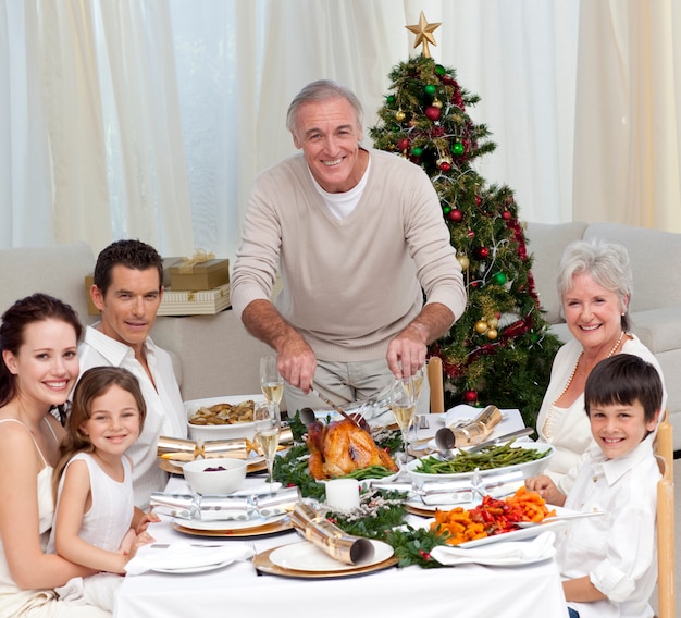 Grootvader snijden kalkoen voor kerstdiner