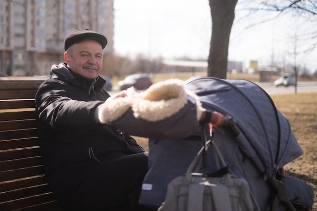 Grootvader wandelen met een kinderwagen op besneeuwde winterdag