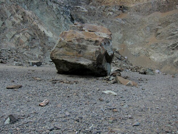 Grosser felsen in einem steinbruch