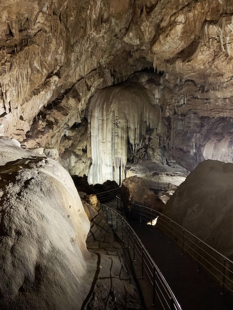 Grot in de berg nieuwe athos-grot abchazische stalactieten stalagmieten