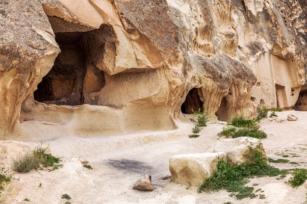 Grot in de bergen van cappadocië.