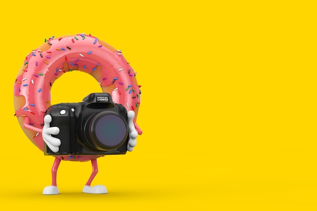 Grote aardbei roze geglazuurde donut karakter mascotte met moderne digitale fotocamera op een gele achtergrond. 3D-rendering