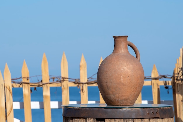 Grote aardewerken kruik staat op een tafel aan de kust bij het zeewater in Batumi, Georgia. Detailopname