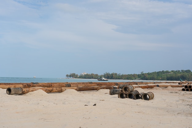 Grote afvoerpijp op het strand