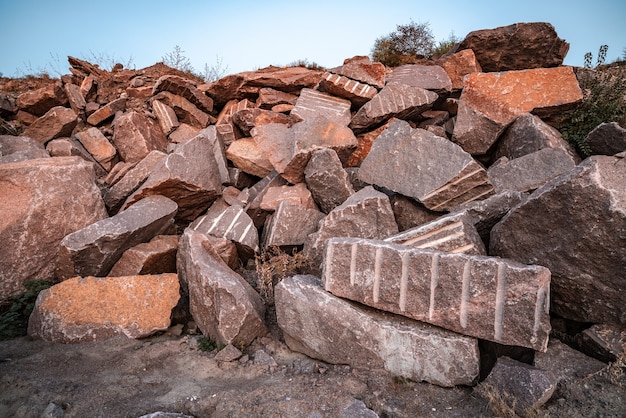 Grote afzettingen van steenmaterialen in de buurt van een mijngroeve