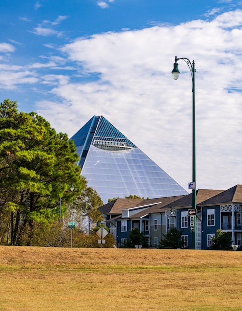 Foto grote amerikaanse piramide in tennessee boven harbour town