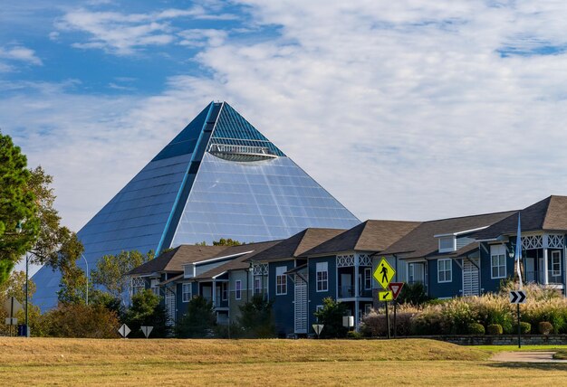 Foto grote amerikaanse piramide in tennessee boven harbour town