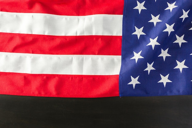 Grote Amerikaanse vlag op tafel.