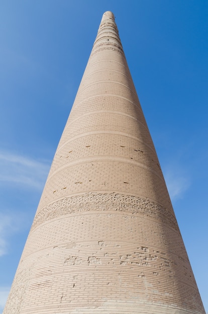 Foto grote bakstenen toren op blauwe lucht