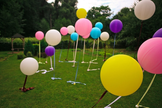 Grote ballonnen van verschillende kleuren voor de vakantie