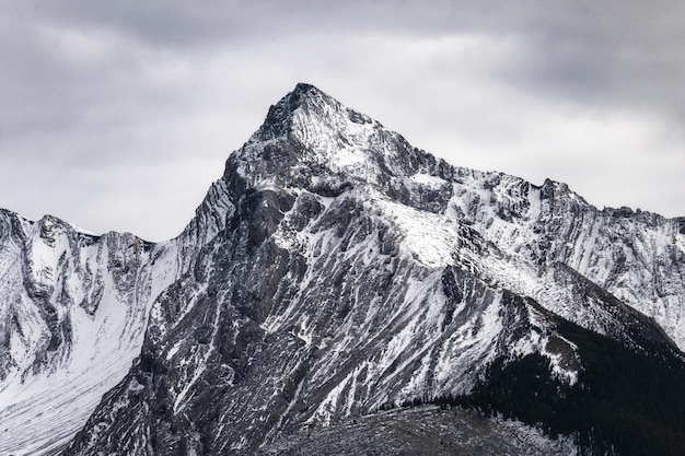 Grote bergtop met besneeuwde en bewolkte lucht in Canada