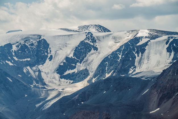 Grote besneeuwde bergen met gletsjers