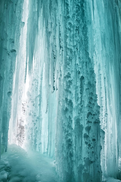 Grote blauwe bevroren ijspegels Icefall Frozen waterval