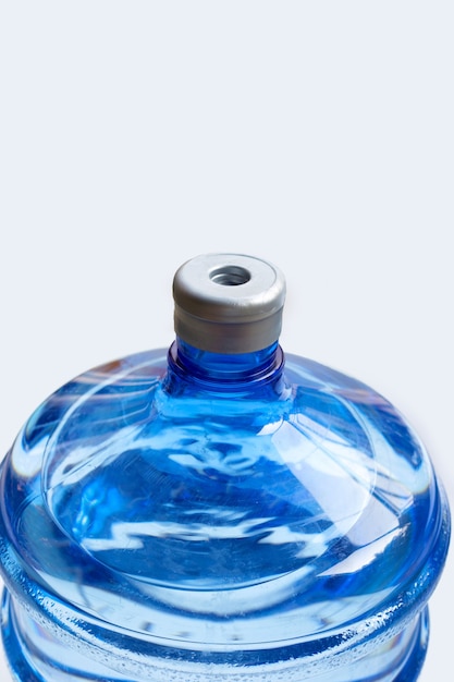 Grote blauwe fles water op een witte ondergrond