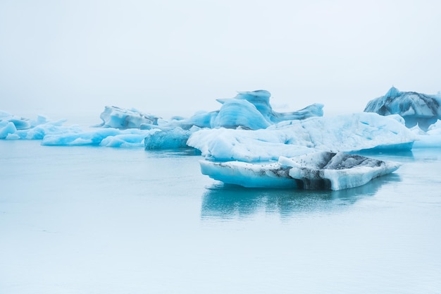 Grote blauwe ijsbergen in de gletsjerlagune Jokulsarlon, Zuid-IJsland