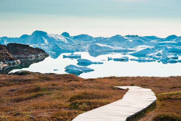 Grote blauwe ijsbergen in de Ilulissat-ijsfjord bij zonsondergang in het westen van Groenland