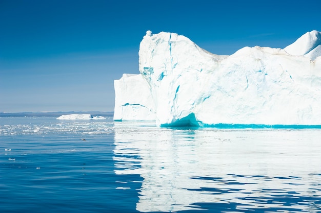 Grote blauwe ijsbergen in de Ilulissat-ijsfjord, westelijk Groenland