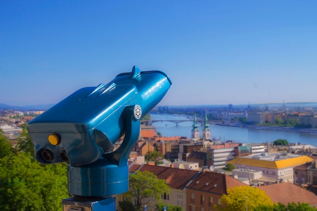 Grote blauwe verrekijker voor sightseeing op de achtergrond van de rivier